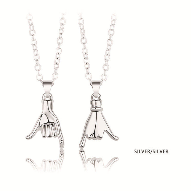 Collier chaîne clavicule poignée de main